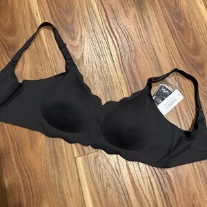 Scalloped edge Black Seamless Bra